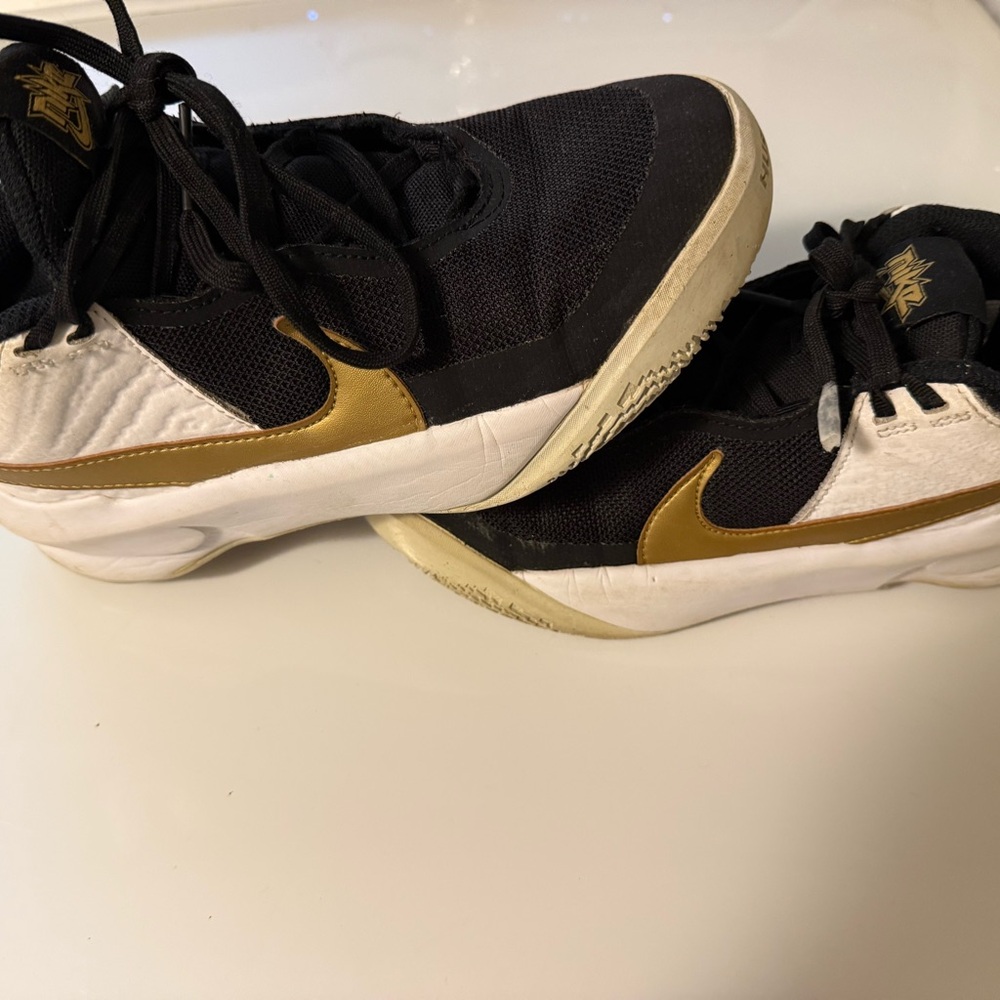 Nike Hustle D 10  Kids Black and Gold Sneakers